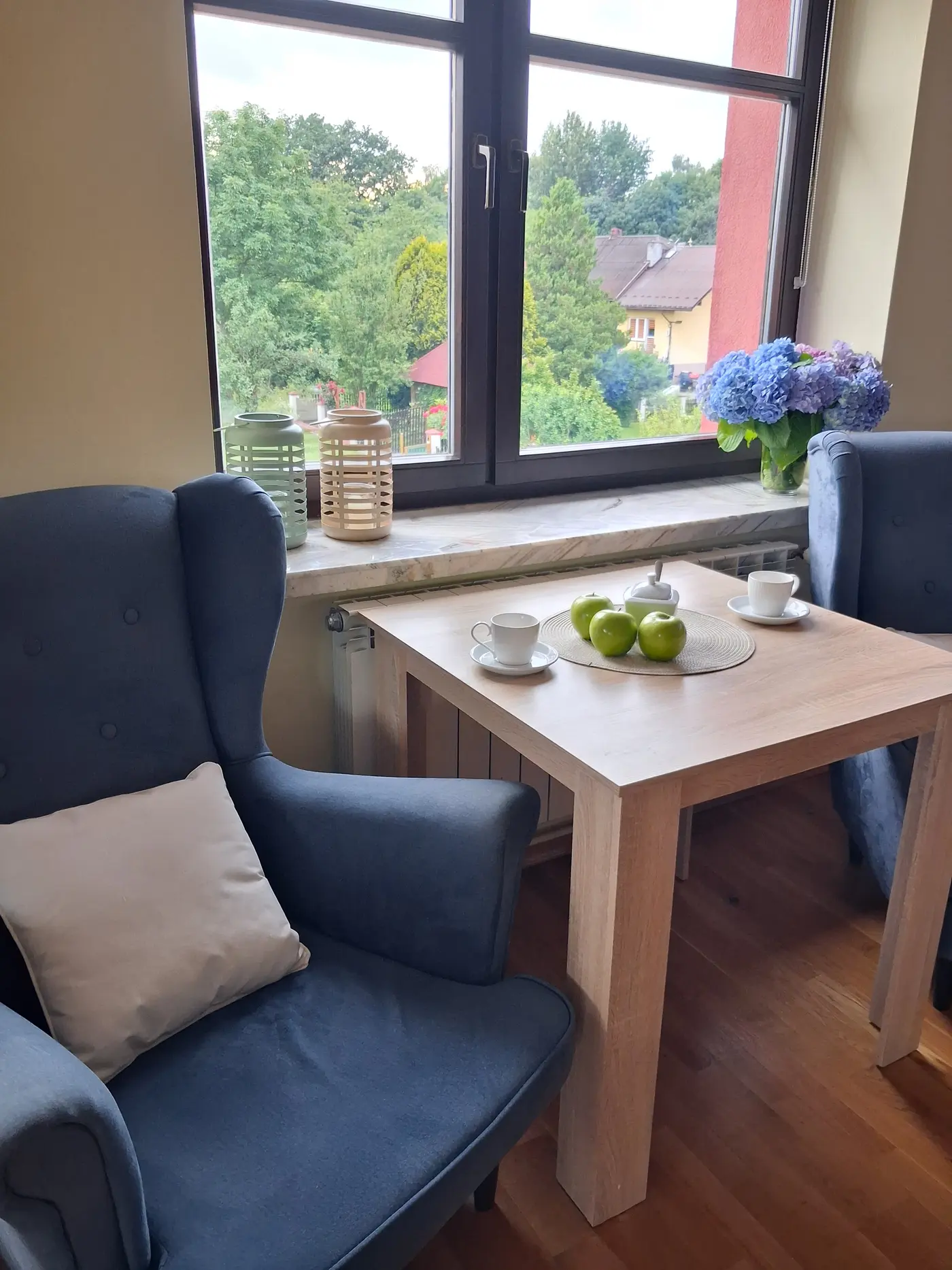 Kącik do rozmowy z fotelem przy oknie